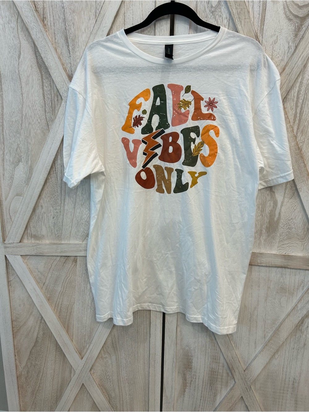 Gildan White 'All Vibes Only' Retro Graphic Tee